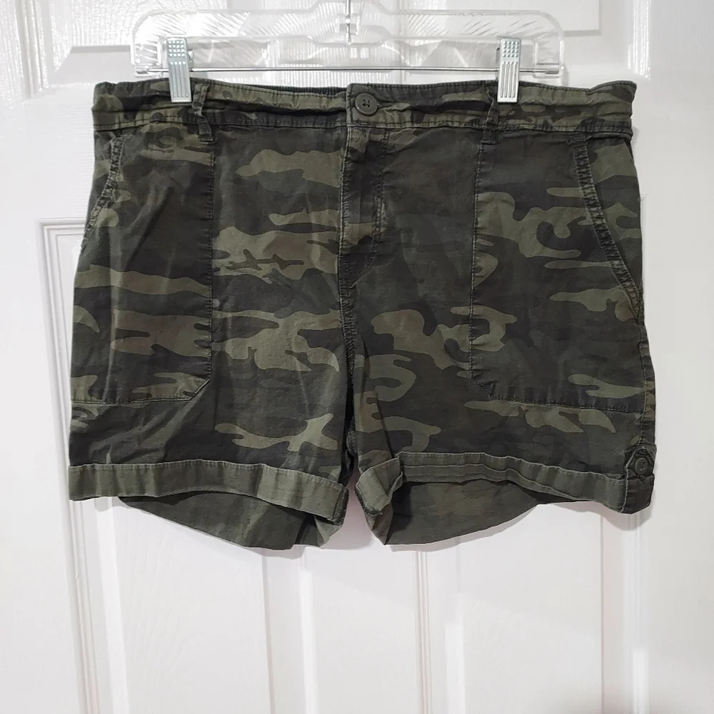 Social Standard by Sanctuary Army Green Camo Utility Shorts in Size XXL